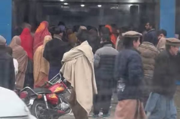 گلگت  بلتستان  میں  بینظیر  انکم  سپورٹ  پروگرام  کے  تحت  ملنے  والی  رقم کے حصول کے   لئے آنے والی   مستحق  خواتین  کی  تذلیل  اور  ناقص  انتظامات  پر سخت   تنقید کی  جا  رہی             ہے